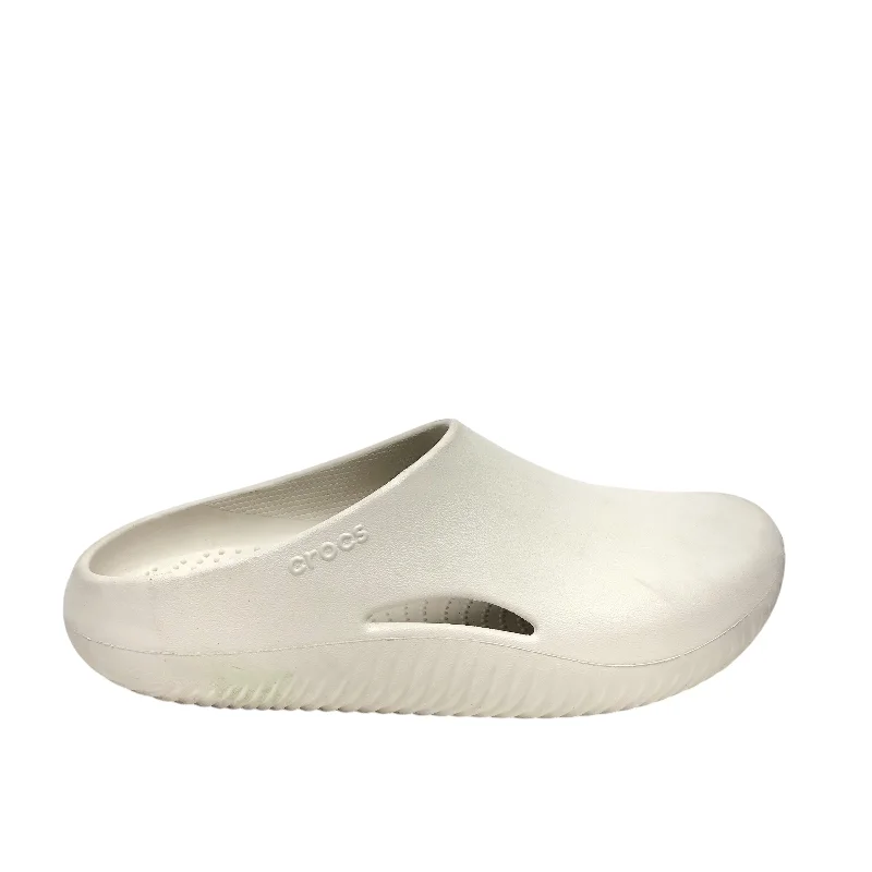 Shoes Flats By Crocs In Beige, Size: 11