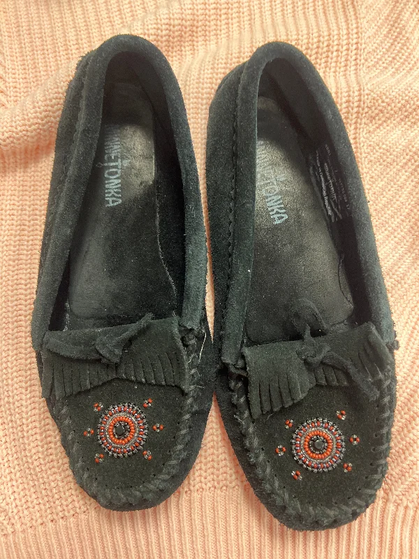 Shoes Flats Moccasin By Minnetonka  Size: 7