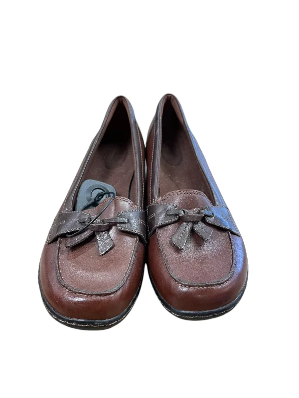 Shoes Flats By Clarks In Brown, Size: 9.5